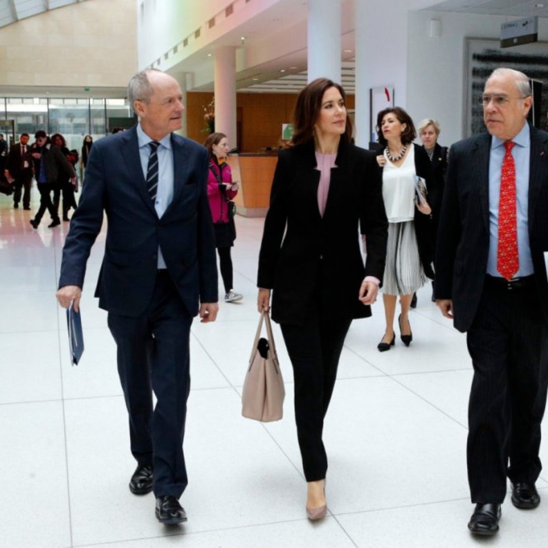 الأميرة ماري في إطلالة عصرية جديدة وموفرة