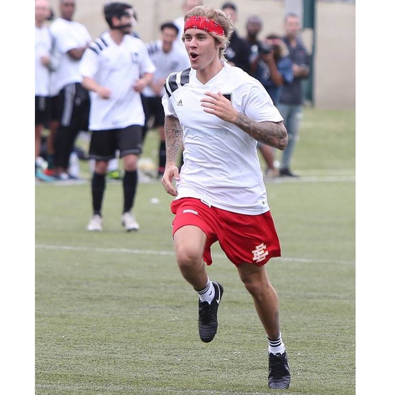 جاستين بيبر يمارس كرة القدم مع أصدقائه .. متجاوزا محنته مع سيلينا غوميز