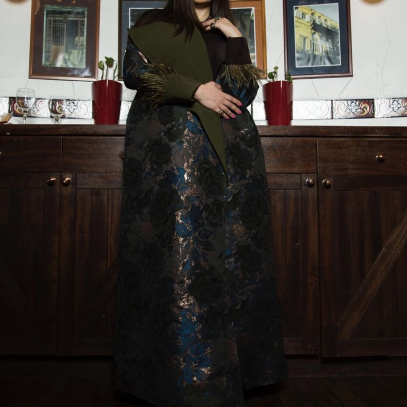 عباية بلون ملكي داكن وتفاصيل مميزة