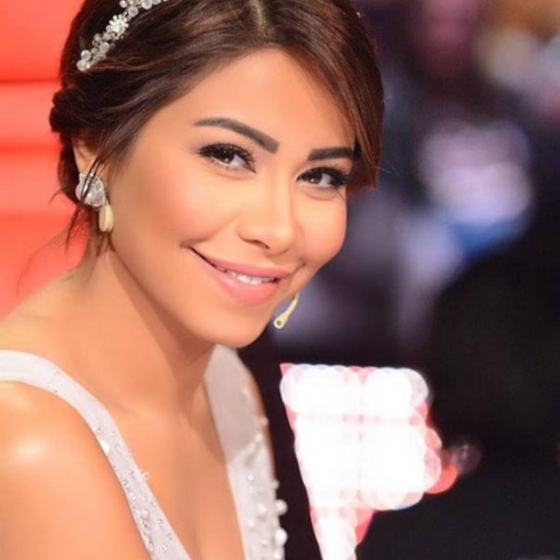 شيرين عبد الوهاب متألقة بمكياج برونزي