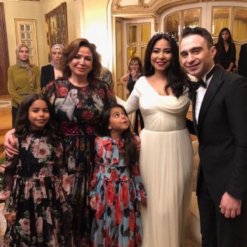 شيرين الى جانبها الممثلة ليلى علوي