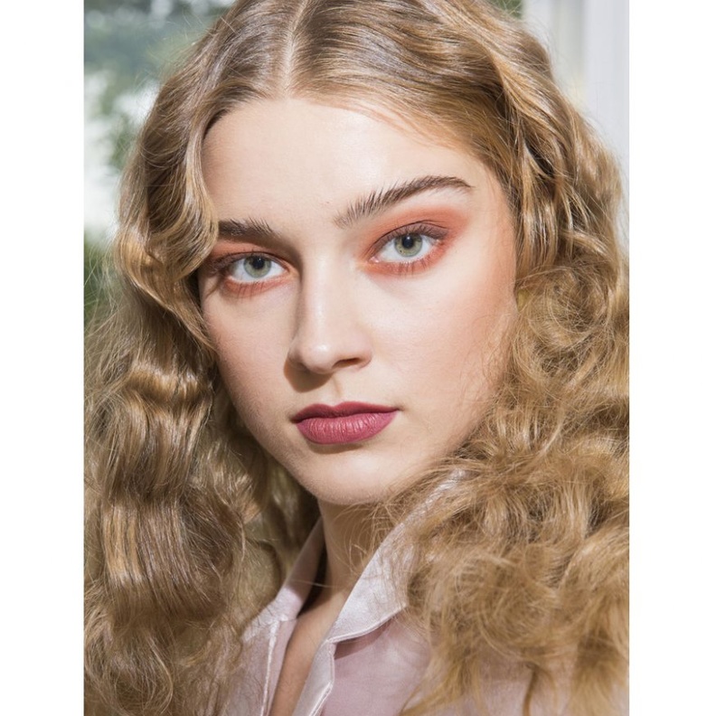 مكياج مرجاني على كامل الجفون العليا من ‏Byblos لربيع 2018