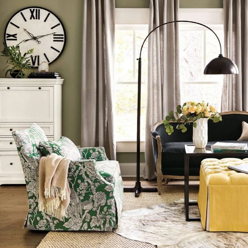 لون الستارة من درجات الجدار الداكنة