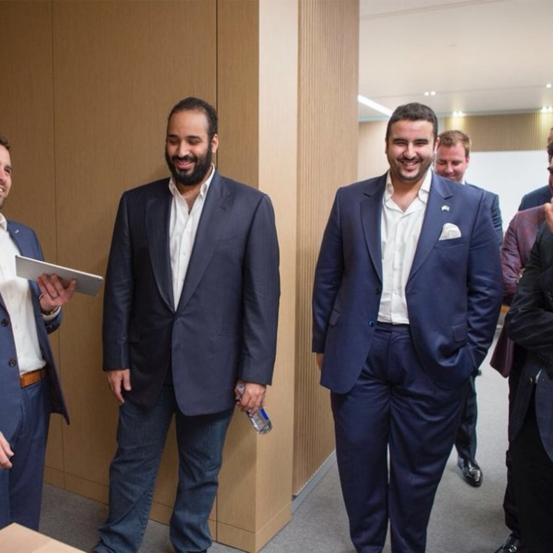 سمو ولي العهد يزور شركة أبل لبحث فرص الشراكة