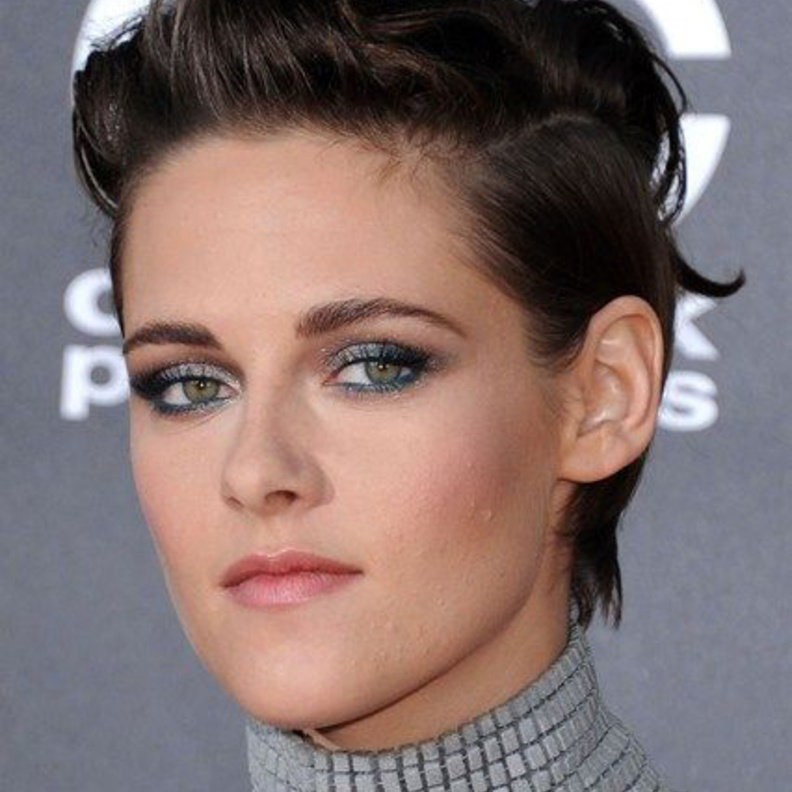 رسمات عيون فضية بأسلوب كريستين ستيوارت ‏.