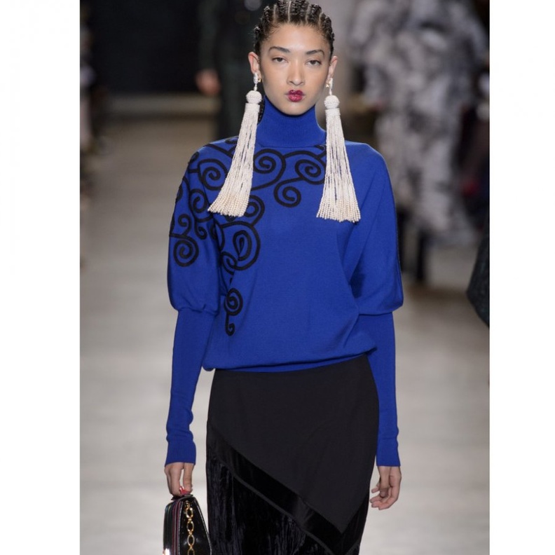 قماشة مميّزة ويمكنك تنسيق البلوزة مع أي قطعة أخرى من الأسفل، من دار كريستيان ديور