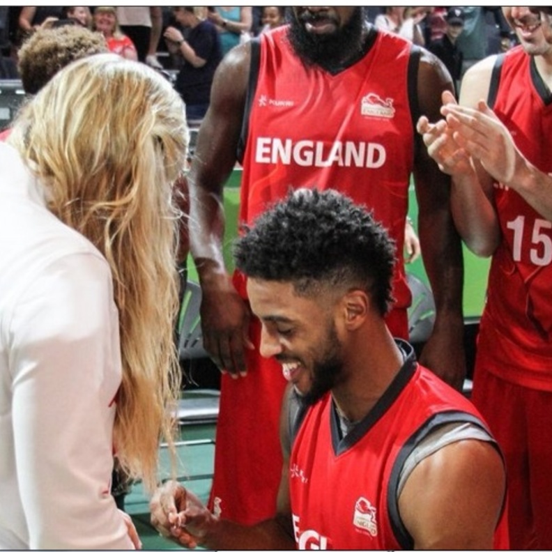 اثناء طلب يد حبيبته