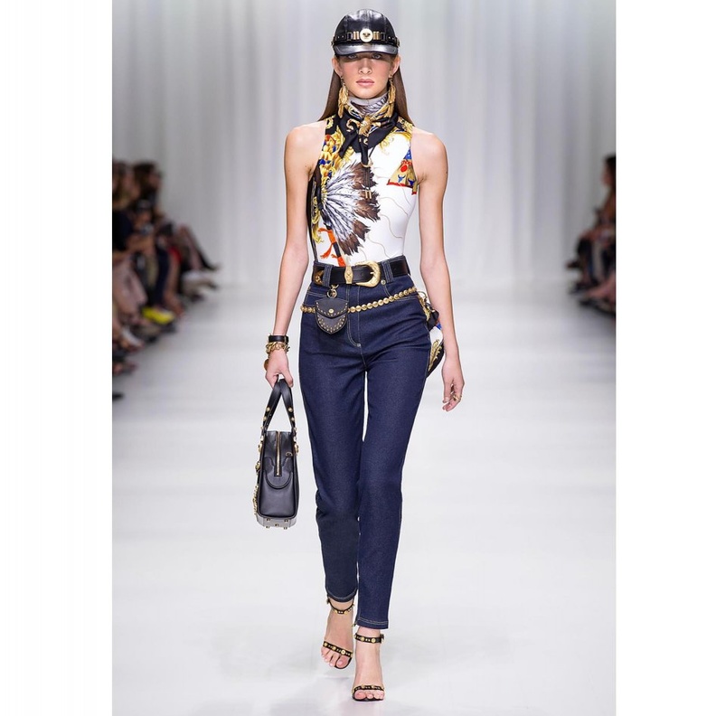 موضة القميص الكلاسيكية مع الجينز الغامق للصبايا من Christian Dior