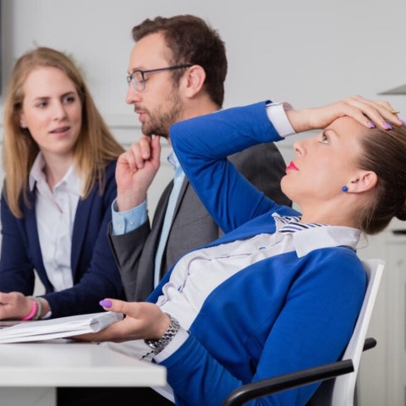 كيفية التعامل مع أخت الزوج المتسلطة