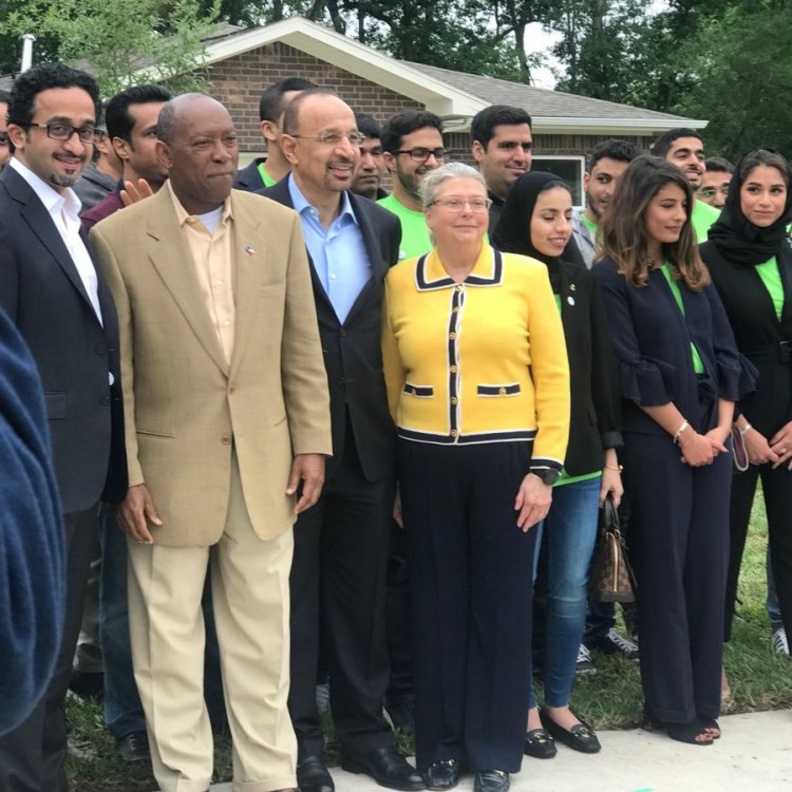 محمد بن سلمان يتوسط الطلبة السعوديين الذين شاركوا في عمليات الاغاثة