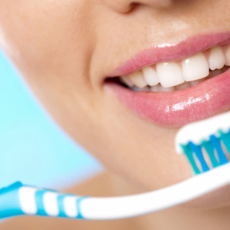 تنظيف الأسنان بعد تناول الطعام مباشرة ضار