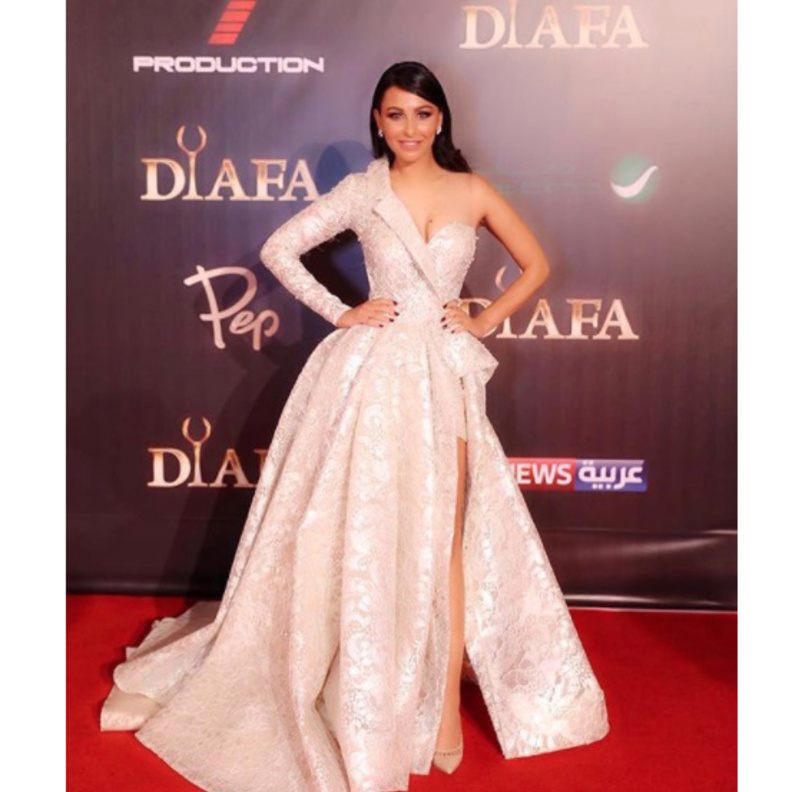 ميس حمدان في فستان باللون الأحمر وقد زينت اطلالاتها بعقد لافت