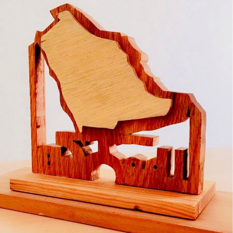 احدى لوحات شريفة الغامدي لفن الخط العربي.