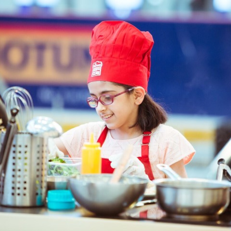 الطفلة الإماراتية عائشة العبيدلي تحصد لقب مسابقة "كيدزانيا" لأفضل شيف صغير