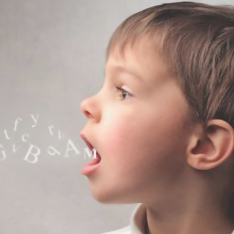 تنمية مهارات الكلام وتفادي مشكلة التلعثم تبدأ أثناء الحمل والشهور الأولي بعد الولادة لتتطور مع مراحل النمو وليس غير ذلك.