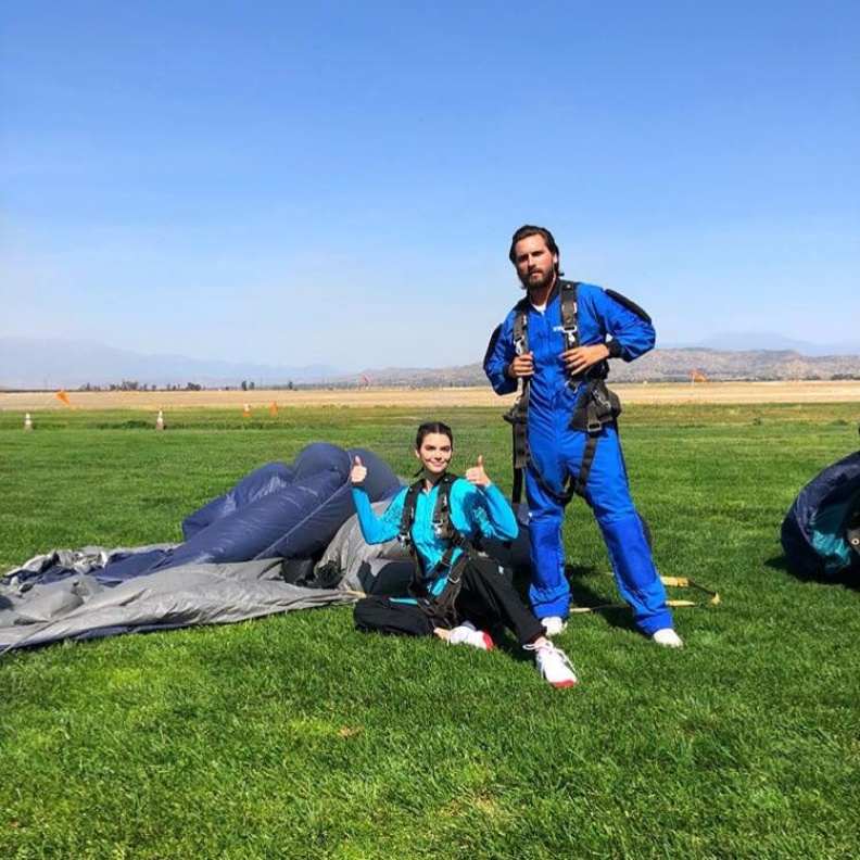 كيندال جينر لحظة هبوطها بالمظلة .. حيث تجرأت بالقفز الهوائي