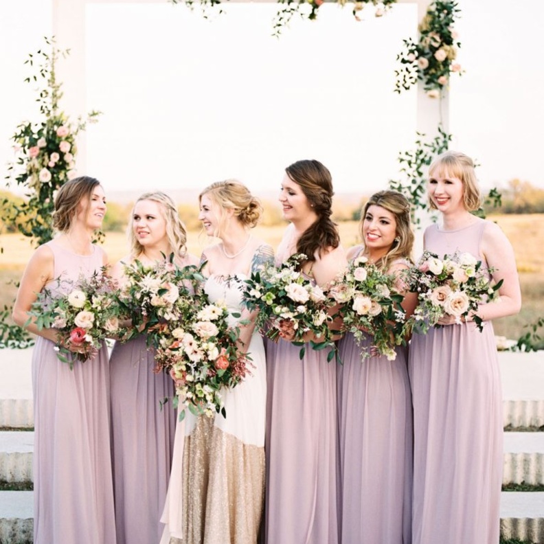 الوصيفات يساعدن العروس في تحضير نفسها