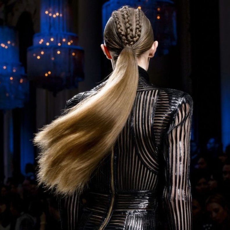 تسريحات شعر ذيل الحصان مع الضفائر بأسلوب Balmain 