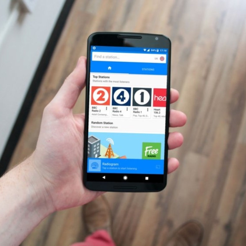 يمكنك التطبيق من الدخول إلى أي محطة راديو حول العالم مجانا.