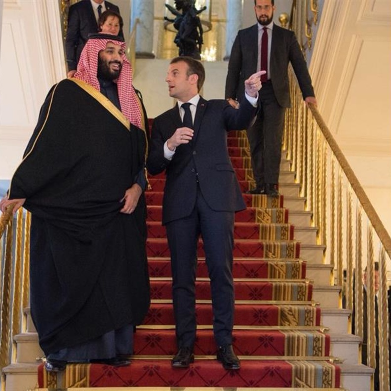 ولي العهد يمازح حضور الإليزيه بنصيحة بوش من تكساس 