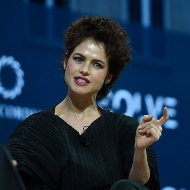 أول علاقة رئيسية لبيت منذ أن إنفصل عن أنجلينا جولي