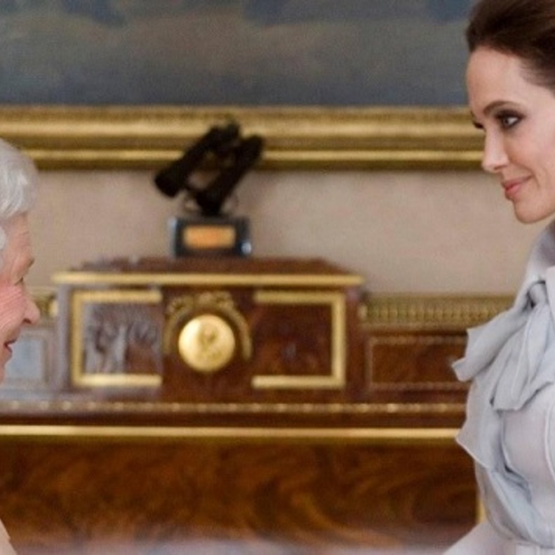 أنجلينا جولي والملكة إليزابيث الثانية