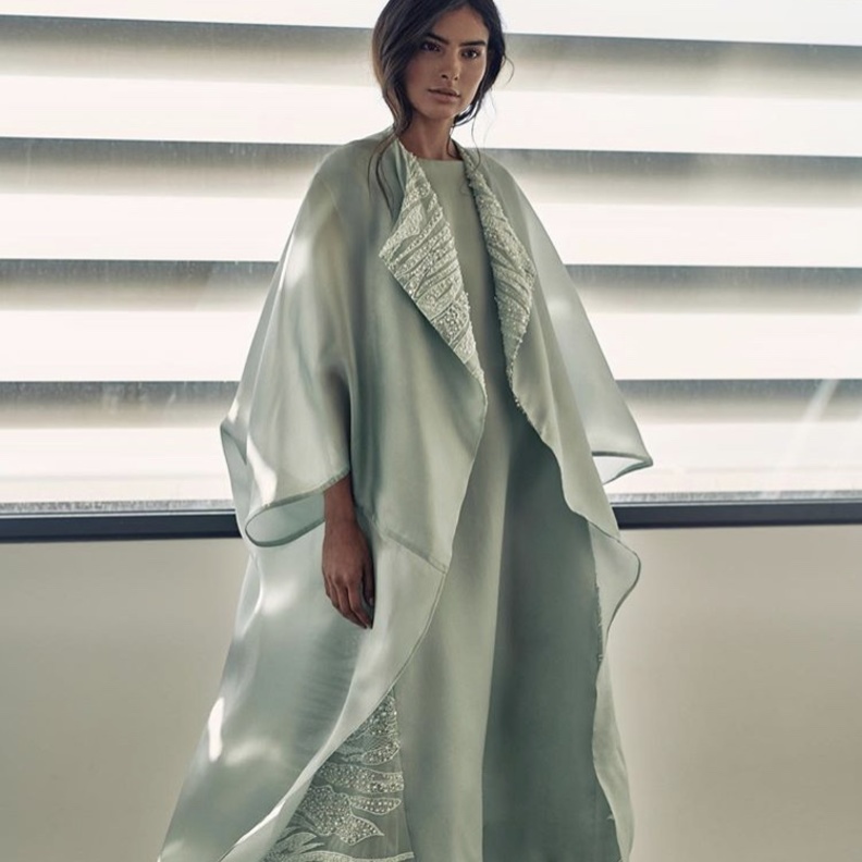 عبايات بالوان باستيلية وترابية من تصميم Nuna Atelier