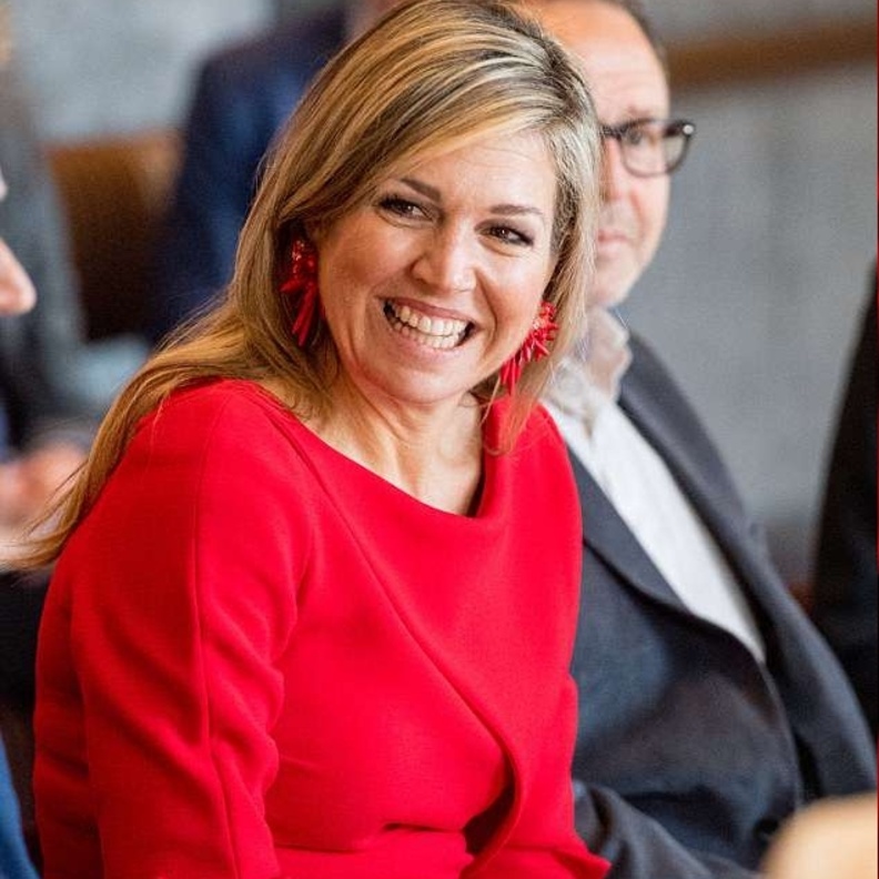 الملكة ماكسيما في إطلالة أنيقة باللون الأحمر