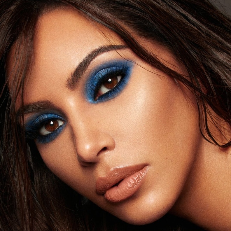 مكياج أزرق يناسب العيون العسلية