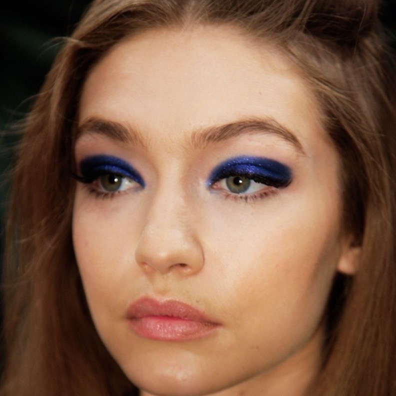 مكياج عيون سموكي بالوان البحر مع الرسمات المربعة والعصرية.