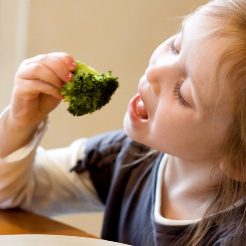 تعليم الطفل آداب المائدة مبني على تقليد الآخرين وليس إلقاء الأوامر عليهم انتبهوا لذلك