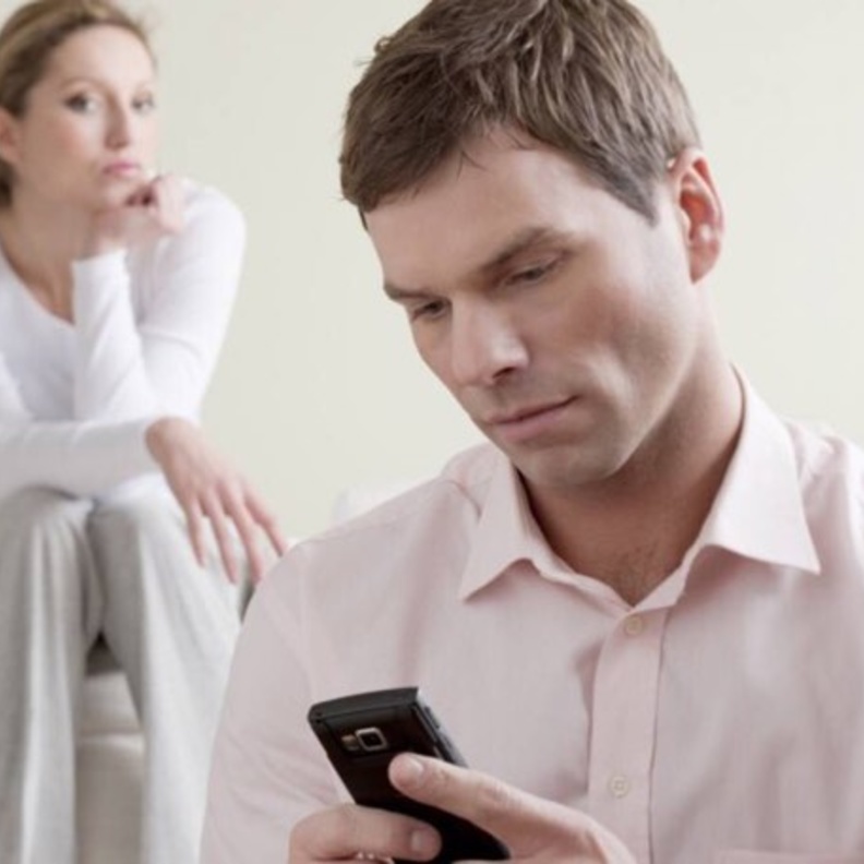 كيفية اكتشاف خيانة الزوج من تصرفاته على واتساب 