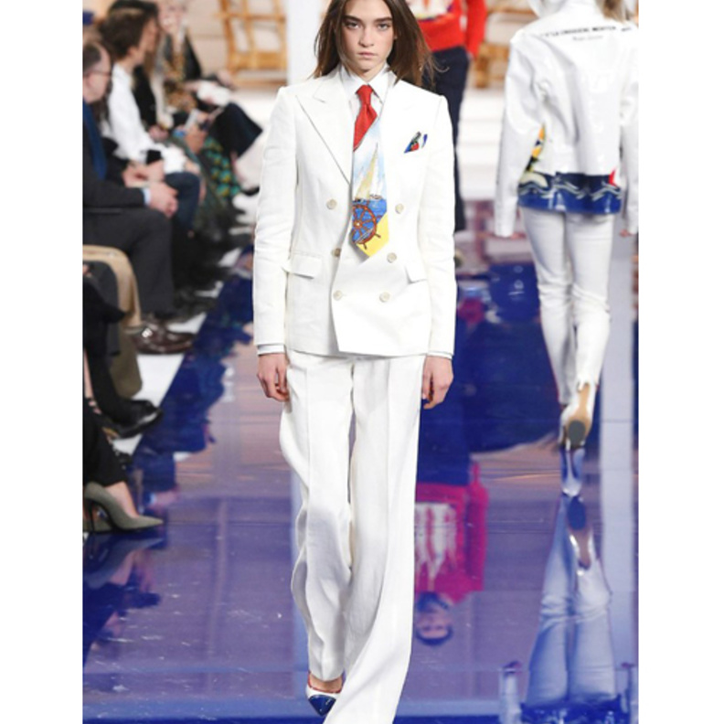 بدلات رسمية مع اليلايزر الطويلة من دار Victoria Beckham