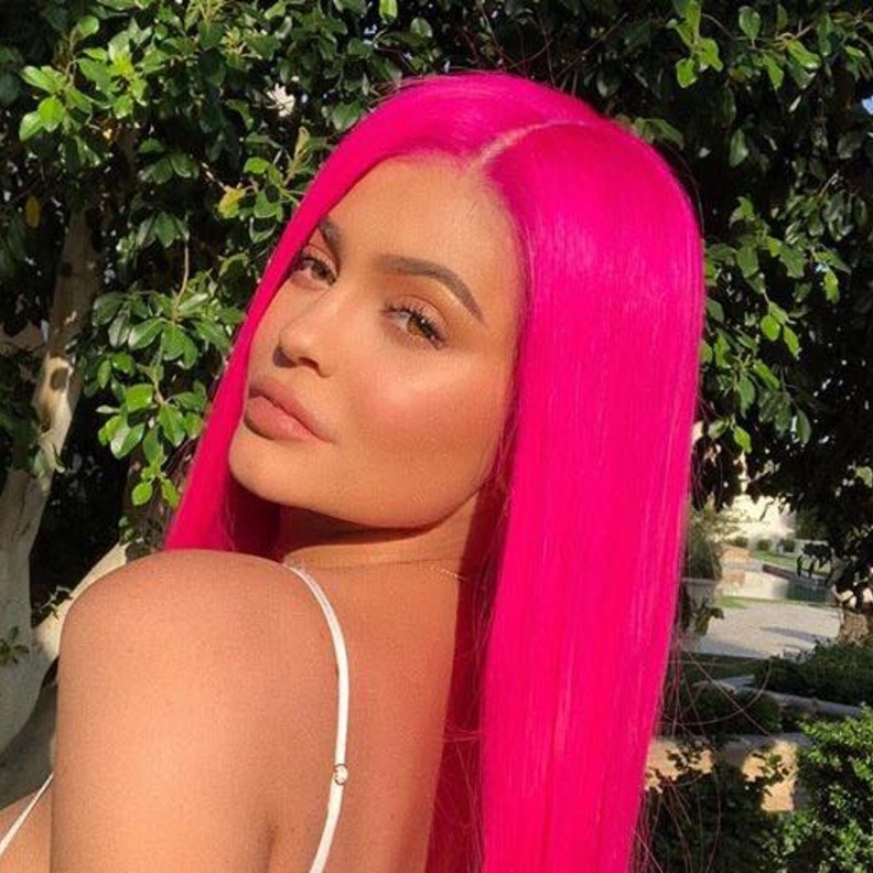 الوردي الفاقع اختيار كايلي جينر للون شعرها الجديد!