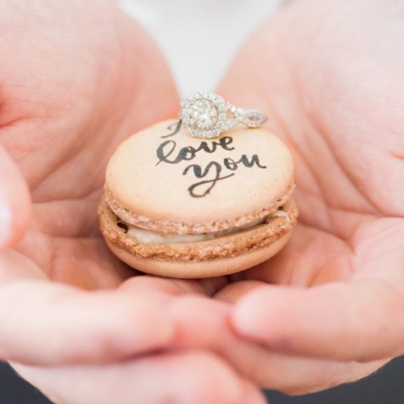 طاولة الحلويات مزينة بحلويات الماكرون