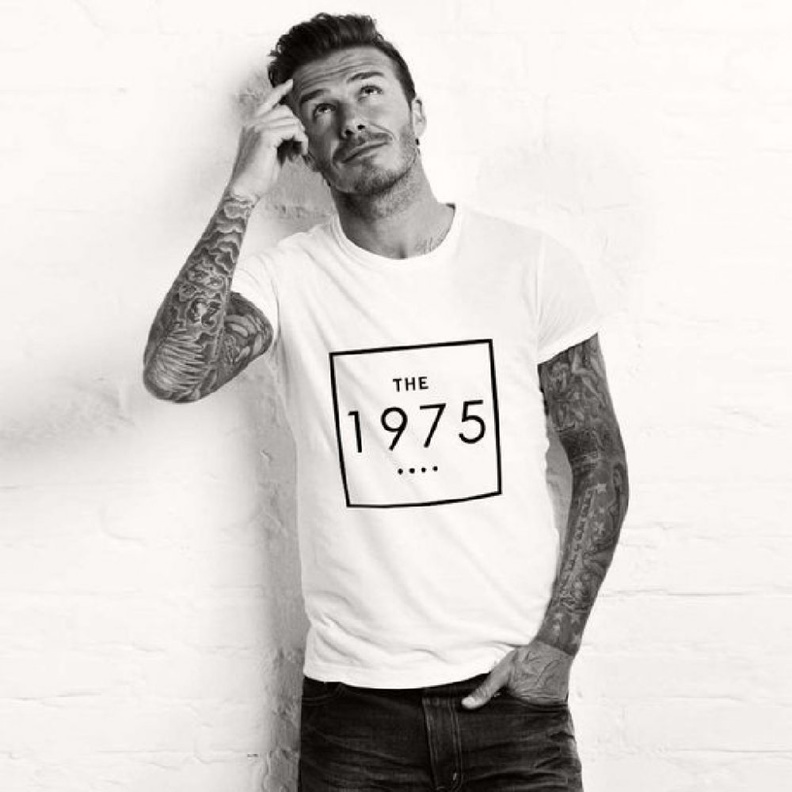 التيشرت السادة أساسي في خزانة كل شاب لسهولة تنسيقها في العديد من الاطلالات