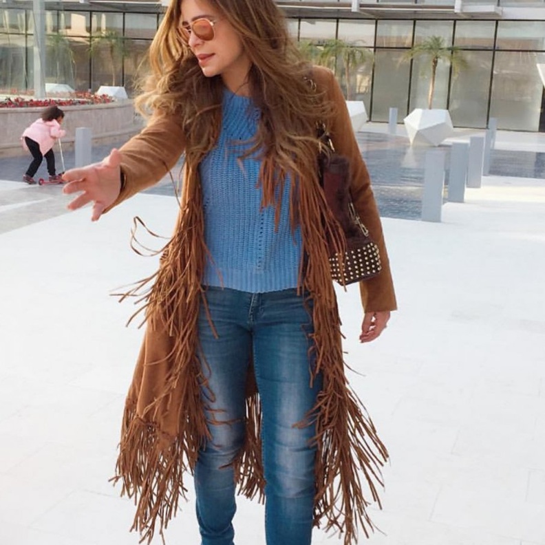 كارول سماحة ترتدي بناطيل الجينز الممزقة