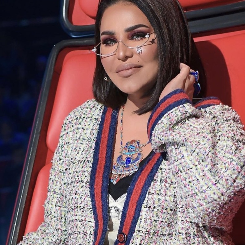 احلام تشغل الجمهور بنظاراتها الغريبة