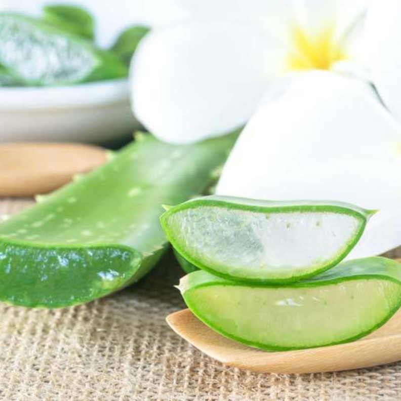 عالجي مشاكل بشرتك بالأعشاب