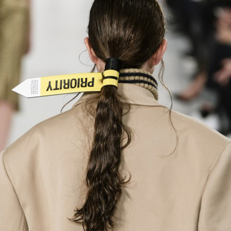 اكسسوارات شعر ذيل الحصان مع الربطات المثيرة للجدل من Ulla Johnson