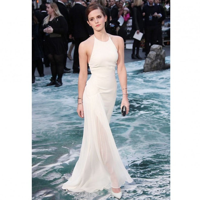 فستان من الدانتيل الناعم اختارته ايما واتسون من جيورجيو ارماني عام ٢٠١٢