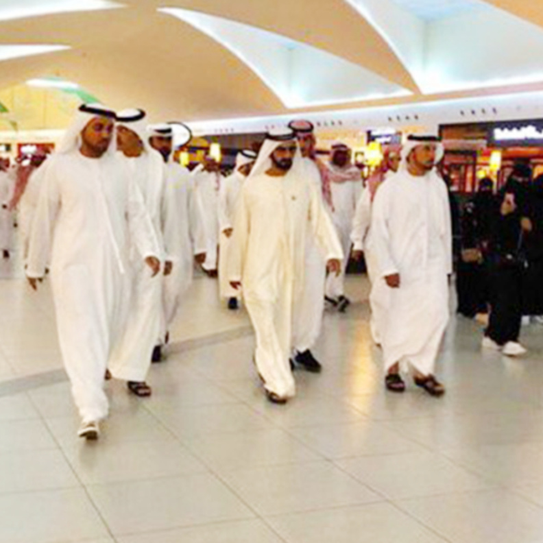 محمد بن راشد في مجمع الظهران مول.