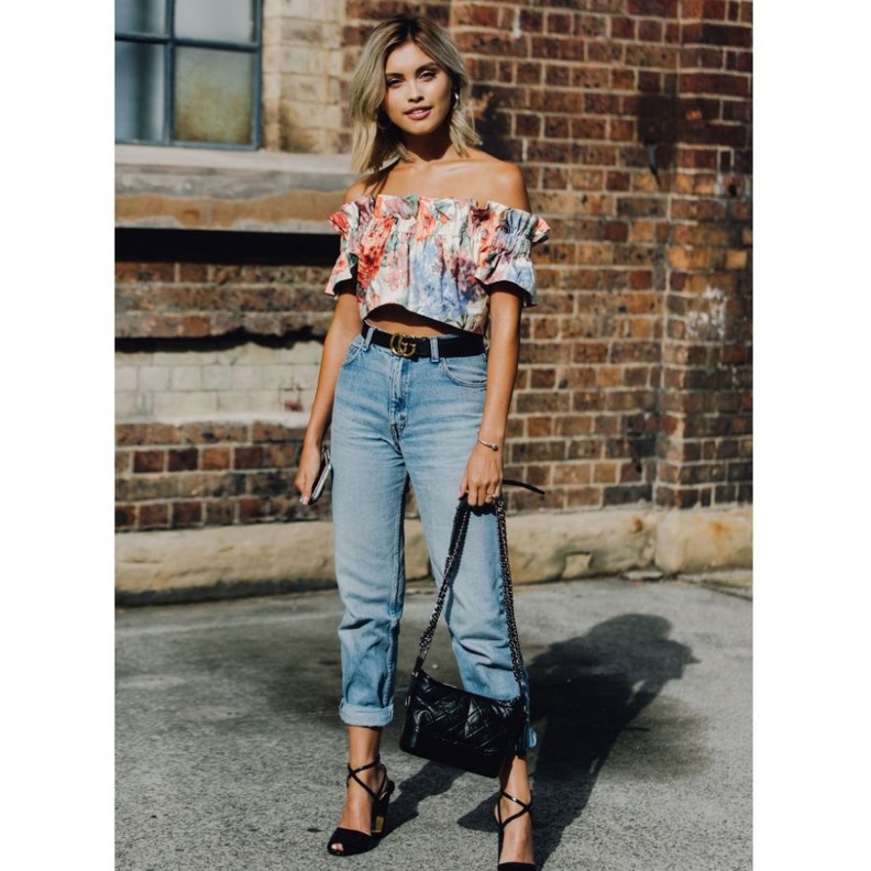 الجينز القصير مع الأرجل الواسعة أبرز صيحات الموضة.