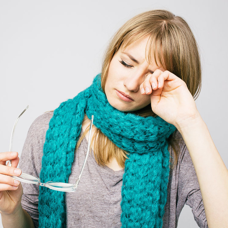 الحكة في العيون من أعراض الالتهاب الفيروسي