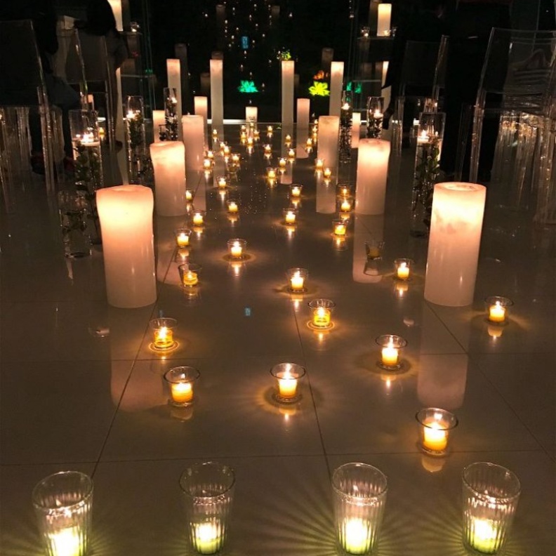 شموع تزين مكان الحفل