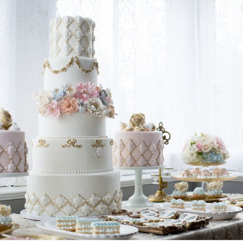 _كيك اعراس ابيض يحمل الكثير من الفخامة