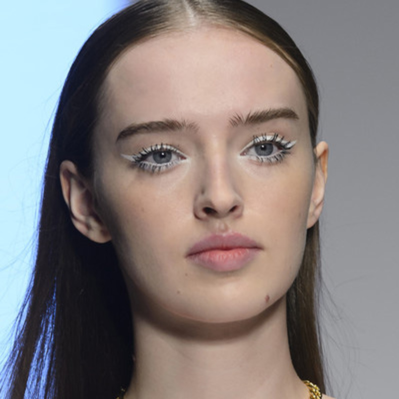 رسمات آيلاينر بيضاء مع الخطوط السوداء المجنحة