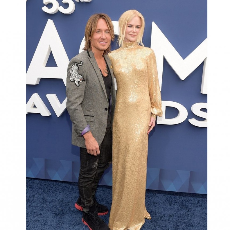 ليندسي فون فاجأت الحاضرين بفستان الاصفر الذي تألف من تنورة ضخمة وجزء علوي بياقة عالية.