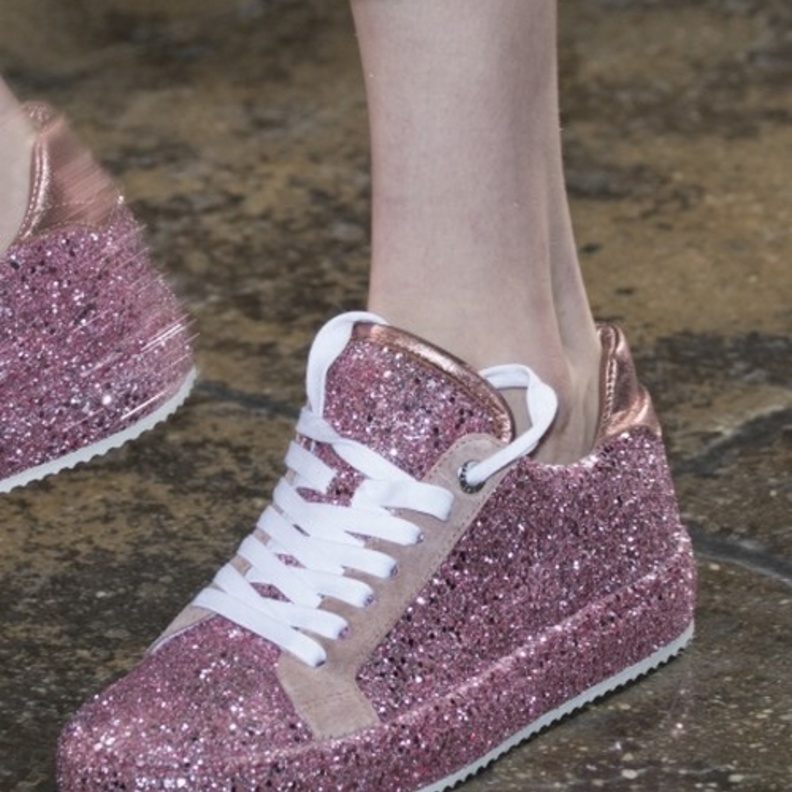 موضة الحذاء الرياضي والباييت على طريقة Antonio Marras