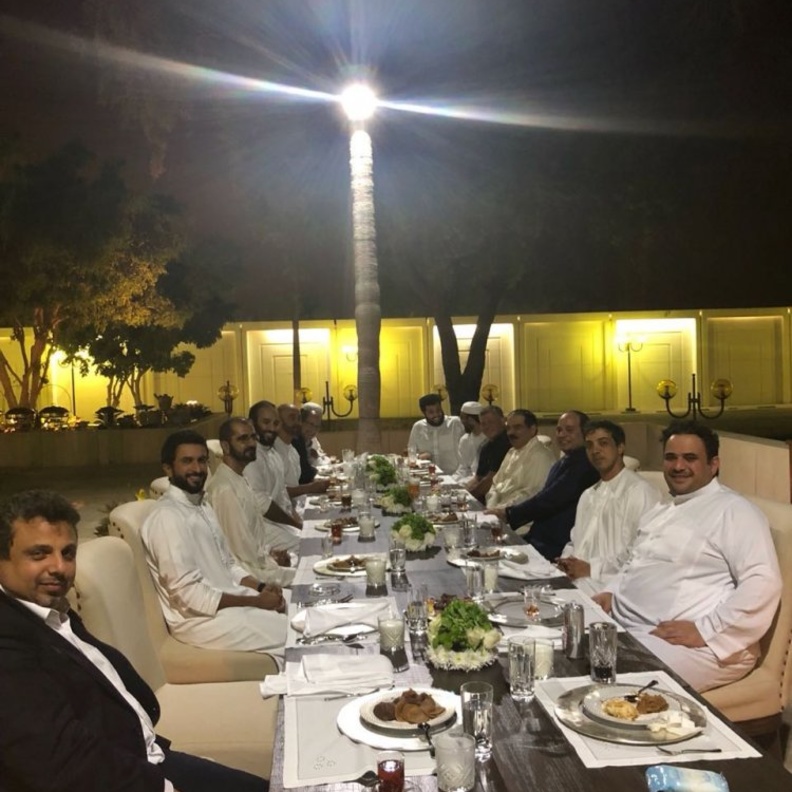 صورة: القادة العرب يستمتعون بوجبة عشاء بسيطة عقب انعقاد مؤتمر قمة الظهران 